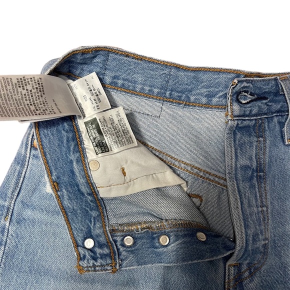 Levi’s 501 Women's High-Waisted Shorts Size 25 Light Wash Denim ✨ - Picture 3 of 4